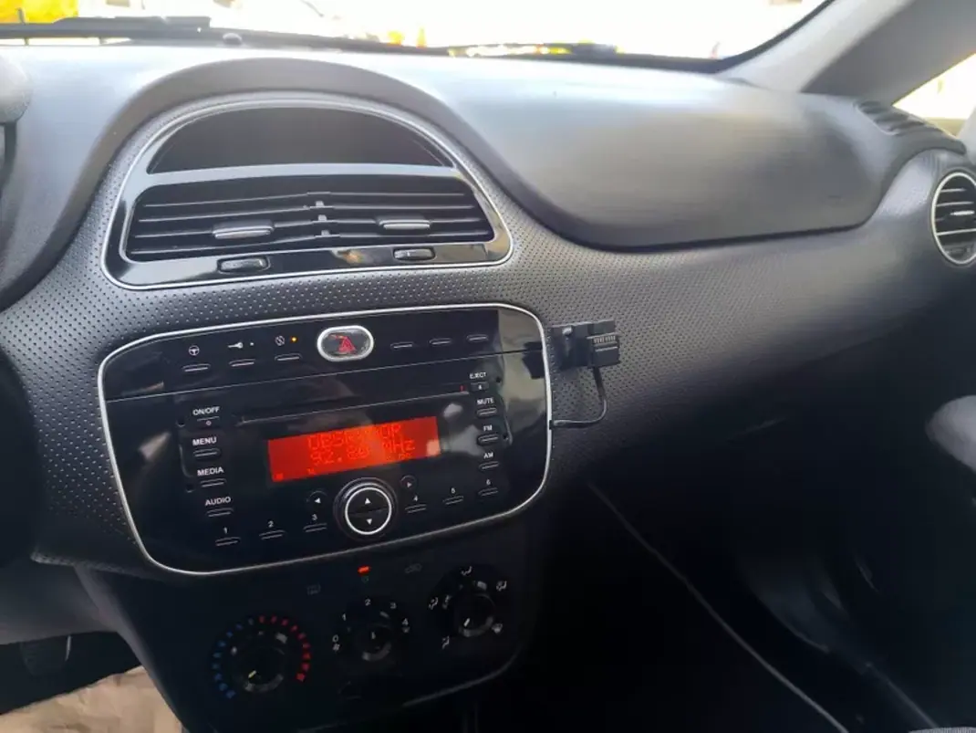 Fiat Punto Evo 2011 - 5000 EUR, 258000 km - AUTO.MOTO.pt - 258000km - foto 14 de 18