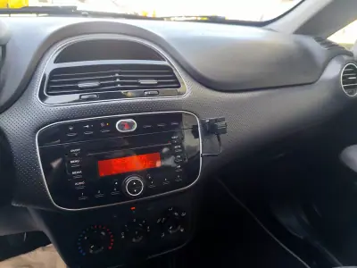 Fiat Punto Evo 2011 - 5000 EUR, 258000 km - AUTO.MOTO.pt - 258000km - foto 14 de 18