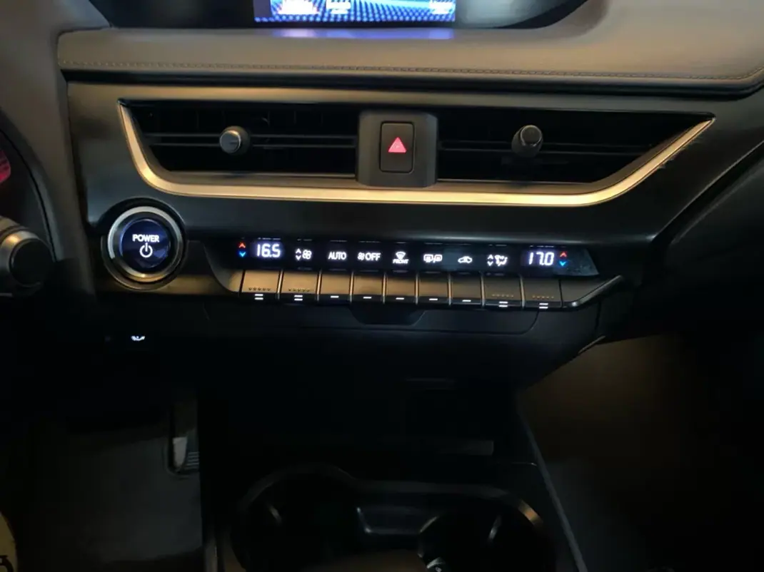 Lexus UX 250h 2021 - 22450 EUR, 142000 km - AUTO.MOTO.pt - 142000km - foto 15 de 20