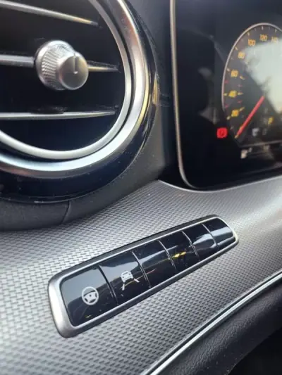 Mercedes-Benz E 300 2020 - 29980 EUR, 140000 km - AUTO.MOTO.pt - 140000km - foto 11 de 20