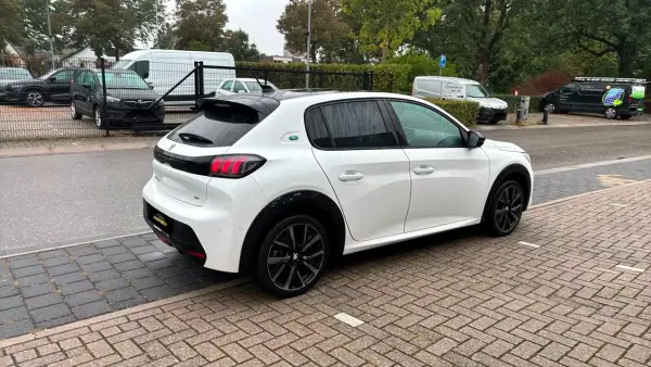 Peugeot e-208 2023 — foto 3 de 11