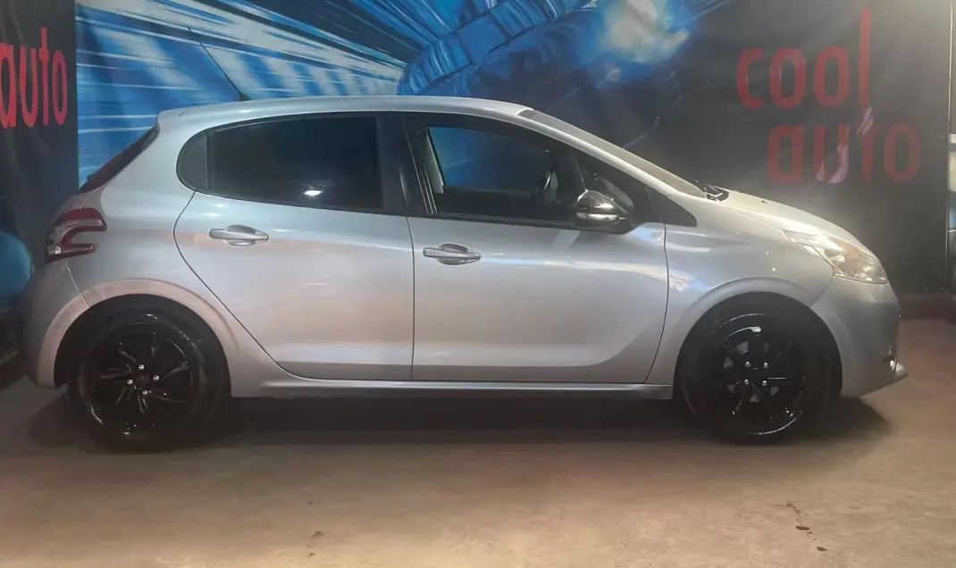 Peugeot 208 2013 - 6999 EUR, 195000 km - AUTO.MOTO.pt - 195000km - foto 4 de 35