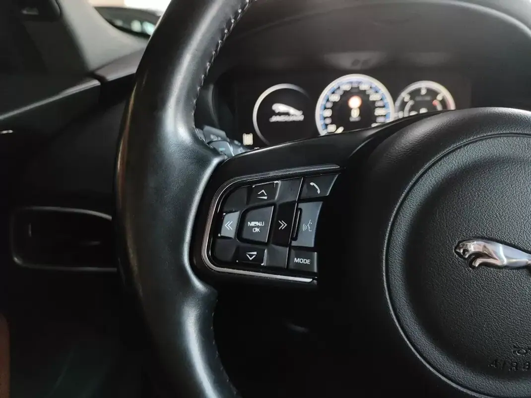 Jaguar F-Pace 2017 - 22500 EUR, 147000 km - AUTO.MOTO.pt - 147000km - foto 29 de 40