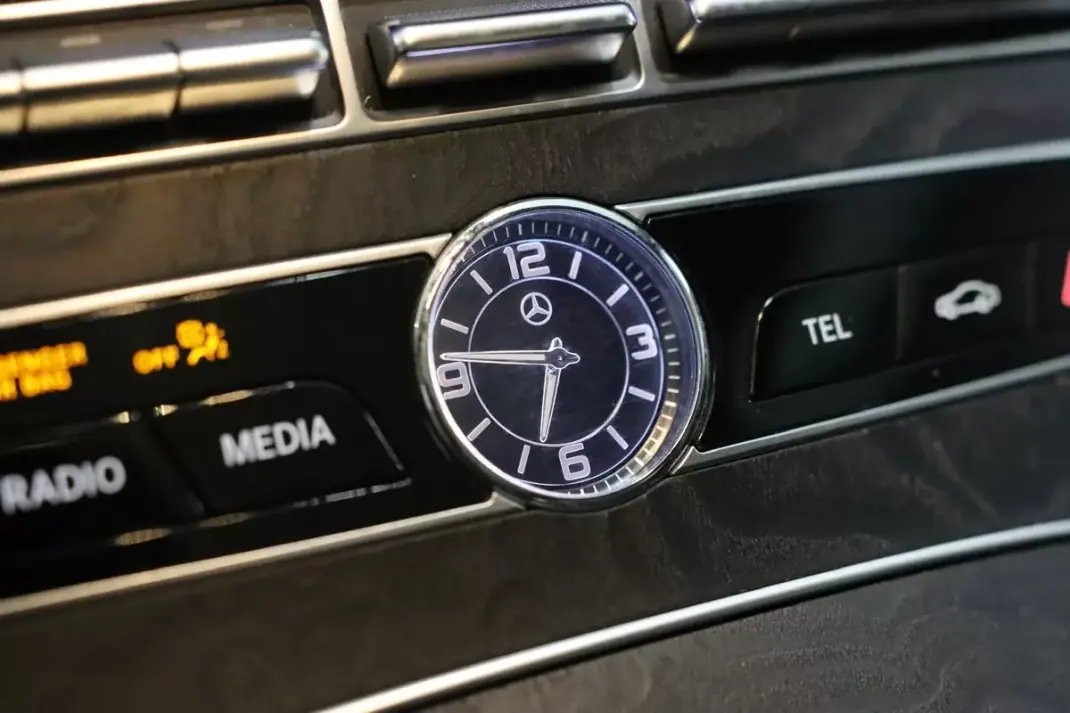 Mercedes-Benz E 220 2018 - 29900 EUR, 230000 km - AUTO.MOTO.pt - 230000km - foto 14 de 32
