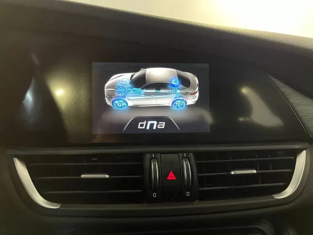 Alfa Romeo Giulia 2016 - 18500 EUR, 153000 km - AUTO.MOTO.pt - 153000km - foto 28 de 35