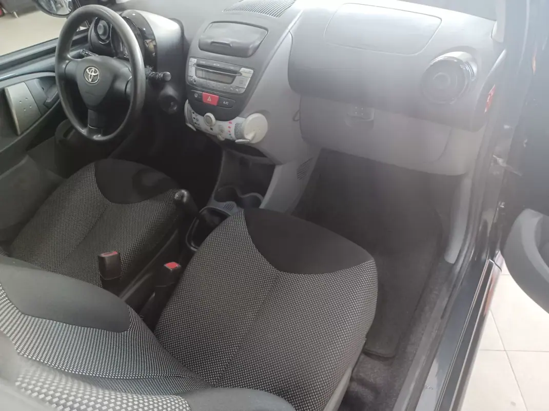 Toyota Aygo 2011 - 6790 EUR, 110561 km - AUTO.MOTO.pt - 110561km - foto 19 de 33