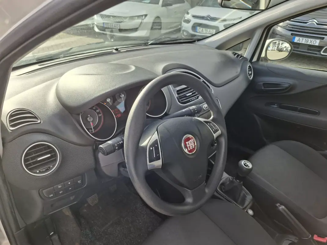 Fiat Punto 2017 - 8750 EUR, 114752 km - AUTO.MOTO.pt - 114752km - foto 23 de 26