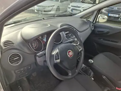 Fiat Punto 2017 - 8750 EUR, 114752 km - AUTO.MOTO.pt - 114752km - foto 23 de 26