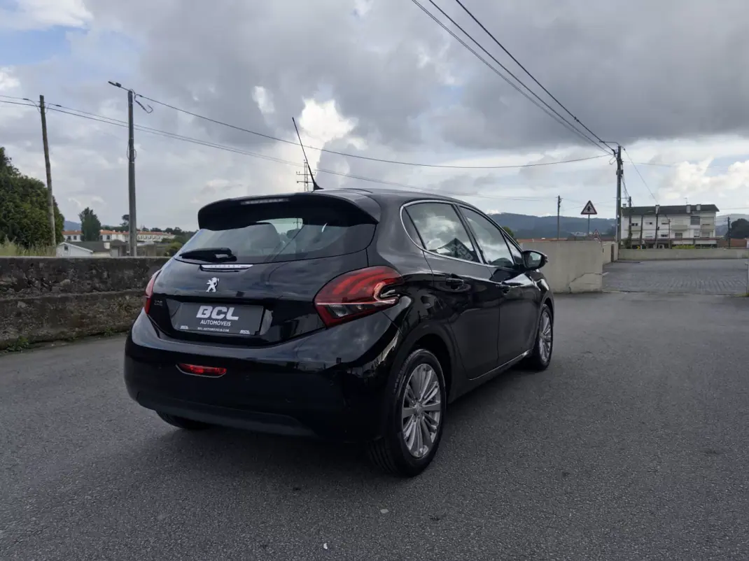 Peugeot 208 2018 - 10990 EUR, 181000 km - AUTO.MOTO.pt - 181000km - foto 9 de 38