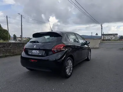 Peugeot 208 2018 - 10990 EUR, 181000 km - AUTO.MOTO.pt - 181000km - foto 9 de 38
