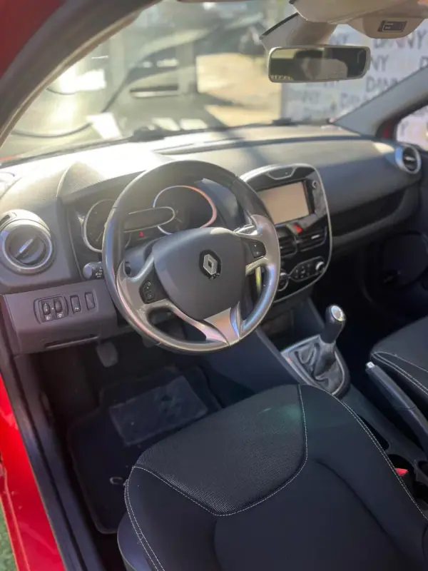 Renault Clio Sport Tourer 2015 - 10750 EUR, 122000 km - AUTO.MOTO.pt - 122000km - foto 7 de 12