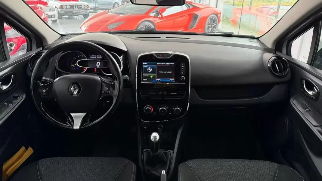 Renault Clio 2015 - 9990 EUR, 83183 km - AUTO.MOTO.pt - 83183km - foto 15 de 19