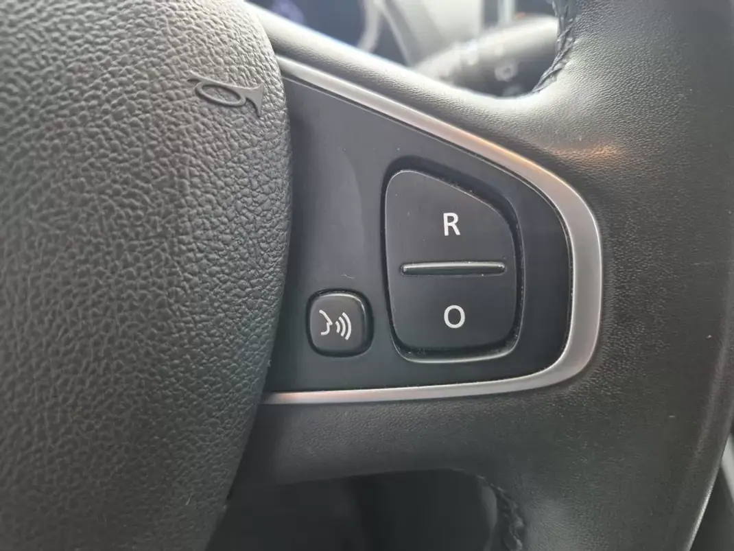 Renault Clio Sport Tourer 2018 - 11250 EUR, 87756 km - AUTO.MOTO.pt - 87756km - foto 24 de 30