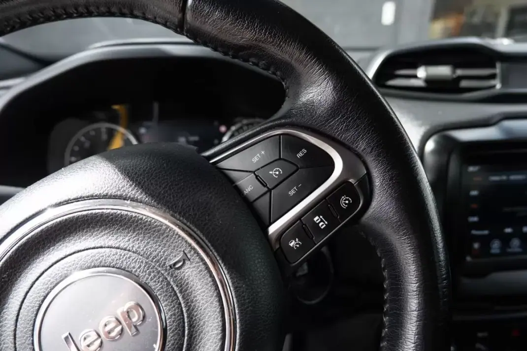 Jeep Renegade 2020 - 18500 EUR, 99000 km - AUTO.MOTO.pt - 99000km - foto 28 de 31