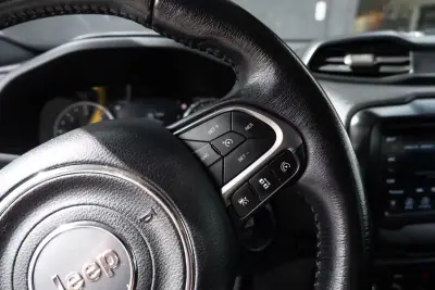 Jeep Renegade 2020 - 18500 EUR, 99000 km - AUTO.MOTO.pt - 99000km - foto 28 de 31