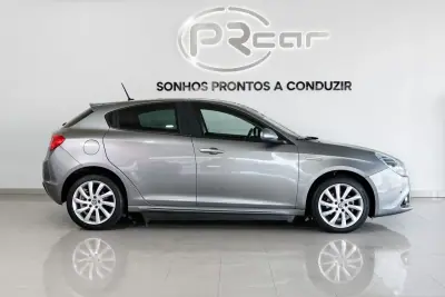 Alfa Romeo Giulietta 2018 - 15900 EUR, 159286 km - AUTO.MOTO.pt - 159286km - foto 21 de 26