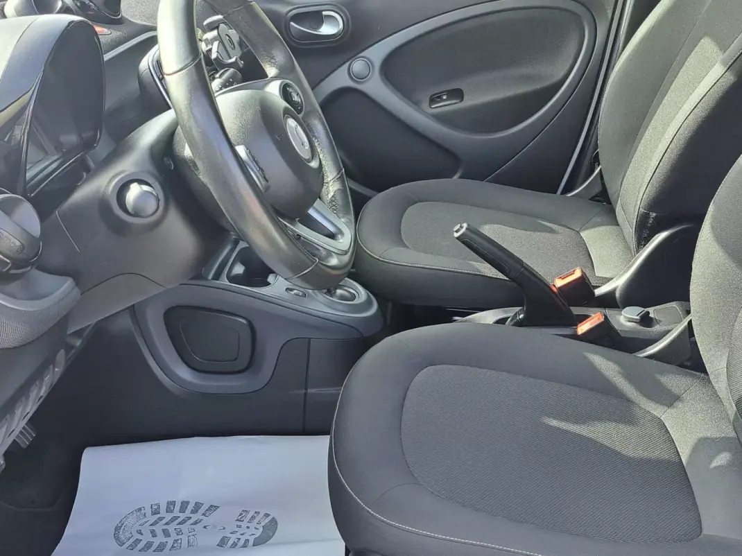 Smart ForFour 2018 - 10250 EUR, 49344 km - AUTO.MOTO.pt - 49344km - foto 17 de 43