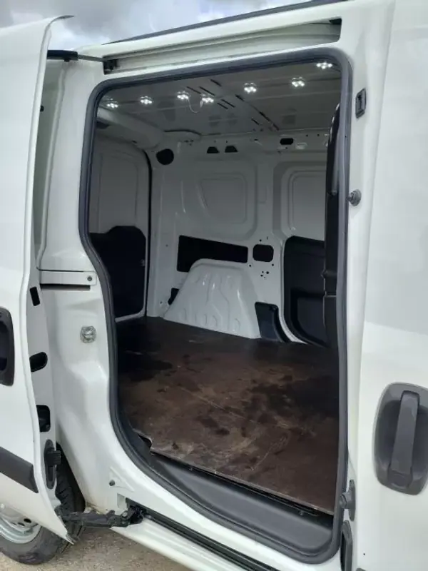Opel COMBO 2018 - 10950 EUR, 170000 km - AUTO.MOTO.pt - 170000km - foto 8 de 11