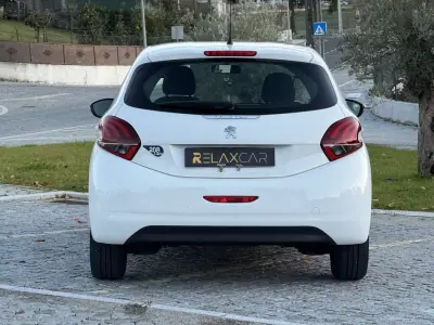 Peugeot 208 2016 - 7500 EUR, 121000 km - AUTO.MOTO.pt - 121000km - foto 14 de 20