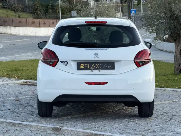 Peugeot 208 2016 - 7500 EUR, 121000 km - AUTO.MOTO.pt - 121000km - foto 14 de 20
