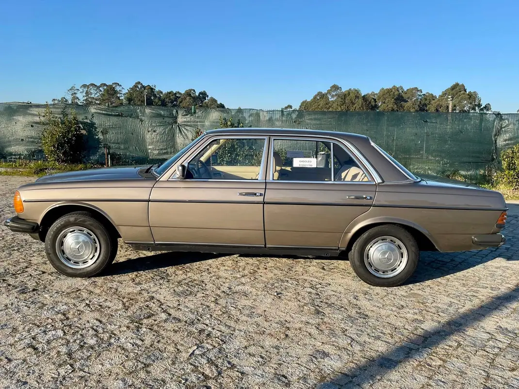 Mercedes-Benz 200 1970 - 8000 EUR, 264000 km - AUTO.MOTO.pt - 264000km - foto 3 de 10