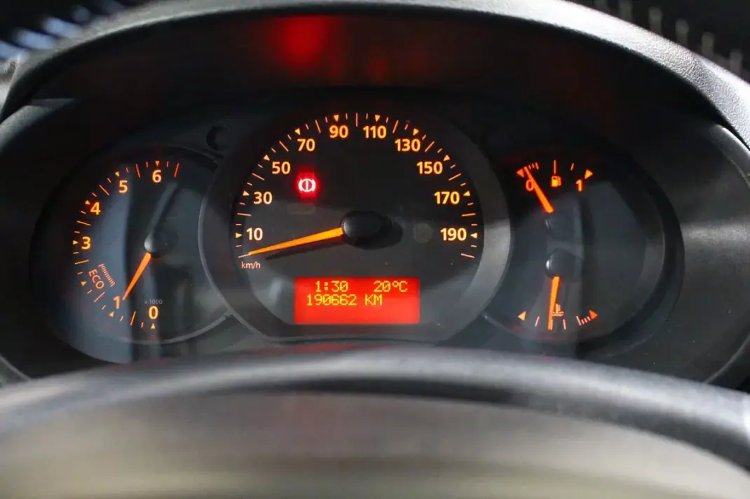 Renault 2019 - 9450 EUR, 190000 km - AUTO.MOTO.pt - 190000km - foto 19 de 23