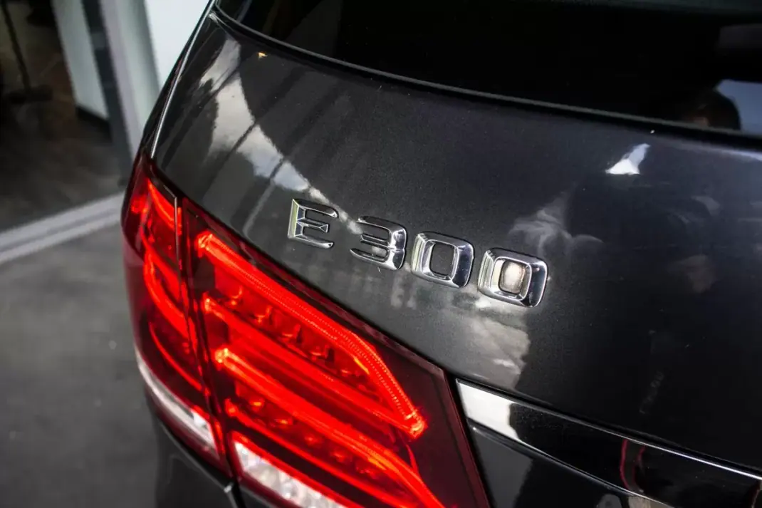 Mercedes-Benz E 300 2015 - 15990 EUR, 256669 km - AUTO.MOTO.pt - 256669km - foto 12 de 36