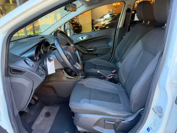 Ford Fiesta 2016 - 7450 EUR, 136079 km - AUTO.MOTO.pt - 136079km - foto 12 de 15
