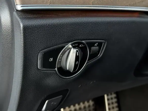 Mercedes-Benz E 300 2019 - 33490 EUR, 105000 km - AUTO.MOTO.pt - 105000km - foto 25 de 46