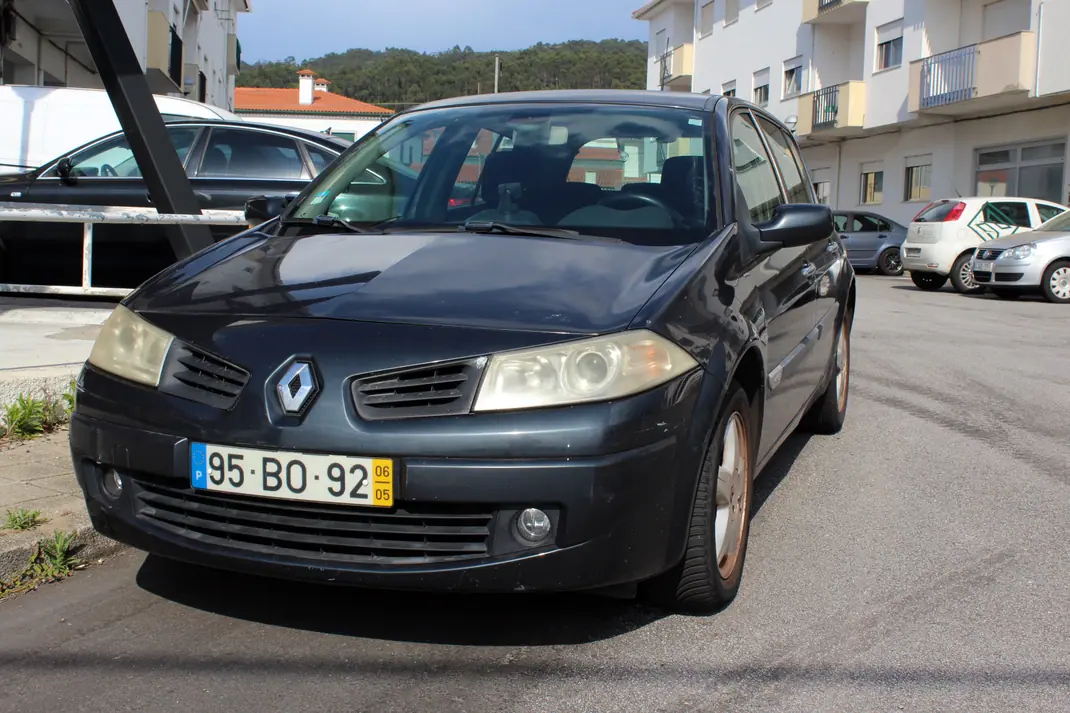 Renault Mégane 2006 - 1000 EUR, 324800 km - AUTO.MOTO.pt - 324800km - foto 3 de 16