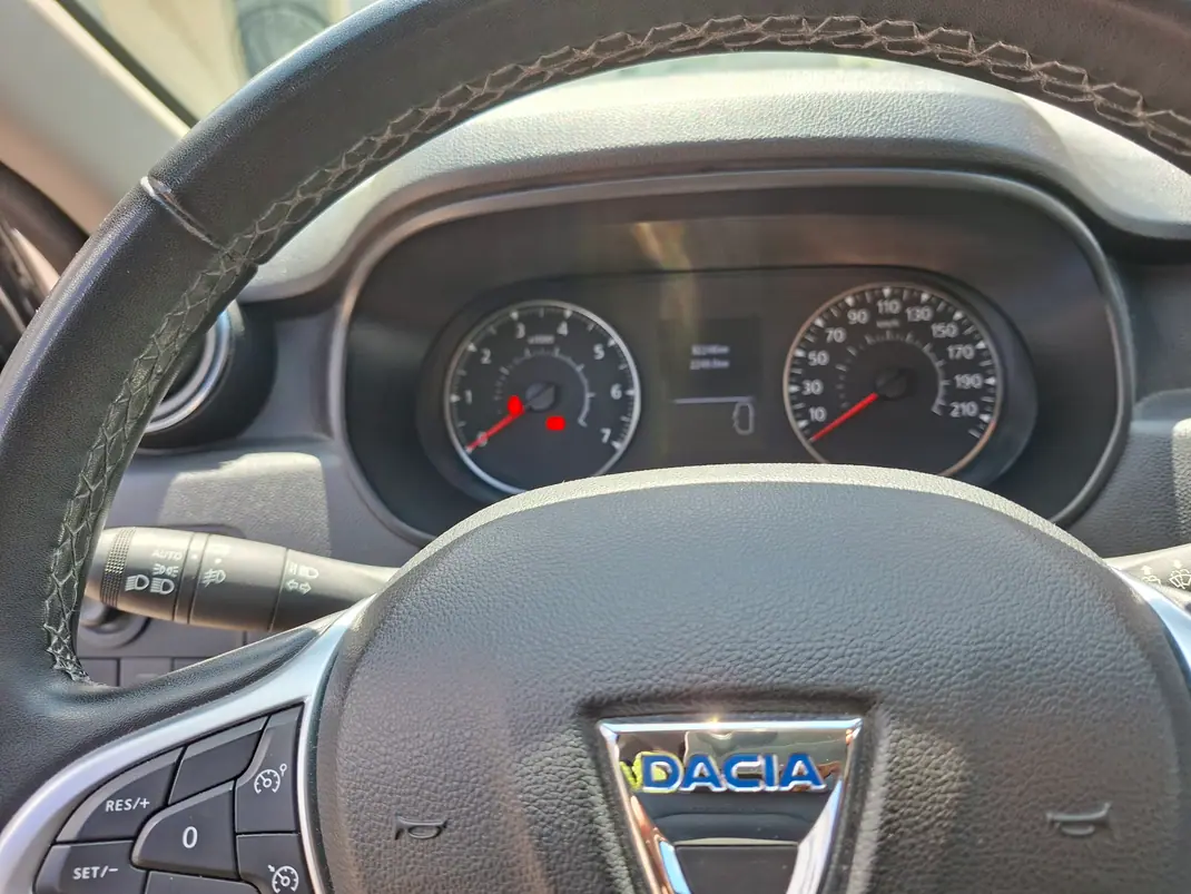Dacia Duster 2022 - 15750 EUR, 82500 km - AUTO.MOTO.pt - 82500km - foto 9 de 10
