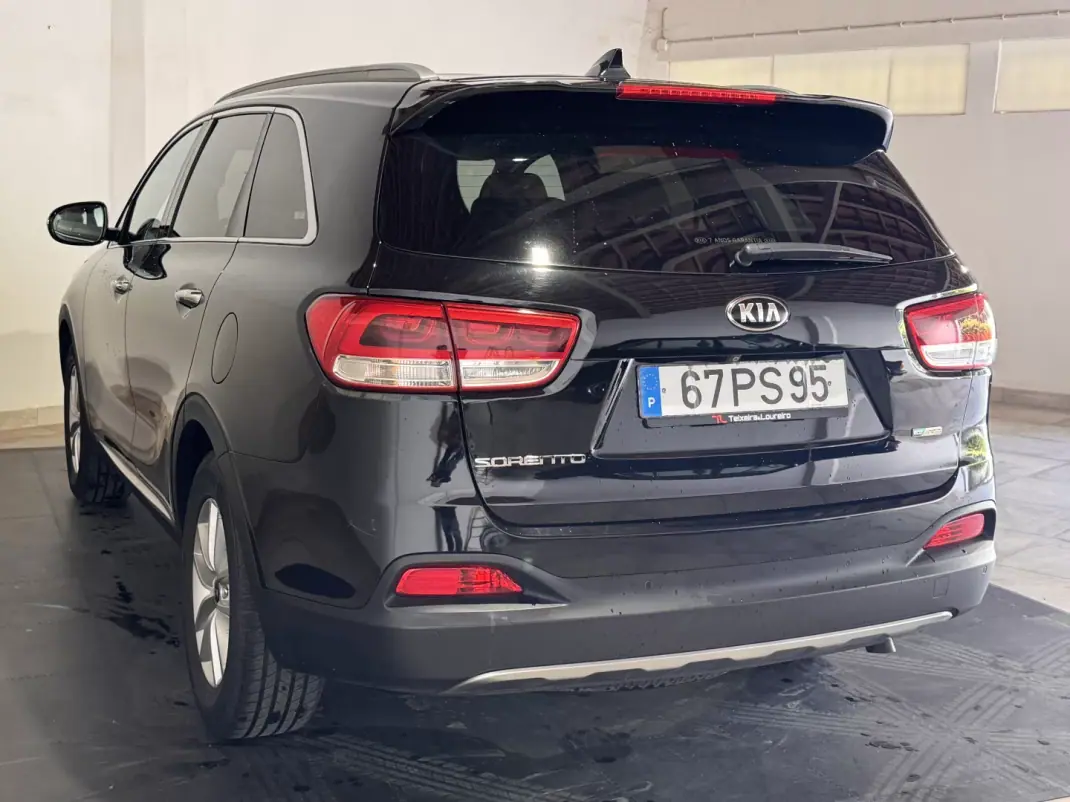 Kia Sorento 2015 - 16000 EUR, 175000 km - AUTO.MOTO.pt - 175000km - foto 7 de 22