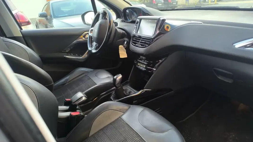 Peugeot 2008 2017 - 11500 EUR, 164000 km - AUTO.MOTO.pt - 164000km - foto 6 de 15