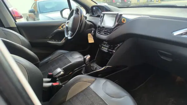 Peugeot 2008 2017 - 11500 EUR, 164000 km - AUTO.MOTO.pt - 164000km - foto 6 de 15