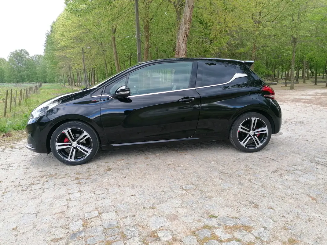Peugeot 208 2016 - 10999 EUR, 139500 km - AUTO.MOTO.pt - 139500km - foto 2 de 9