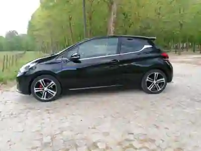 Peugeot 208 2016 - 10999 EUR, 139500 km - AUTO.MOTO.pt - 139500km - foto 2 de 9