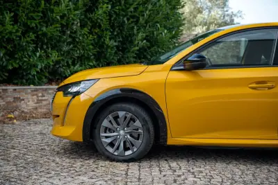 Peugeot e-208 2021 - 14500 EUR, 59000 km - AUTO.MOTO.pt - 59000km - foto 10 de 43