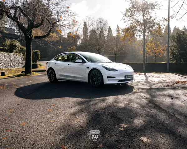 Tesla Model 3 2022 - 32990 EUR, 121900 km - AUTO.MOTO.pt - 121900km - foto 3 de 36
