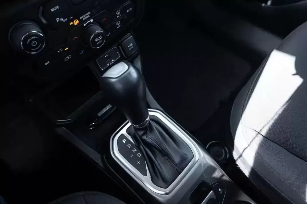 Jeep Renegade 2020 - 17600 EUR, 100000 km - AUTO.MOTO.pt - 100000km - foto 15 de 26