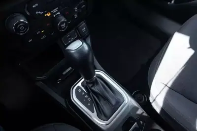 Jeep Renegade 2020 - 17600 EUR, 100000 km - AUTO.MOTO.pt - 100000km - foto 15 de 26