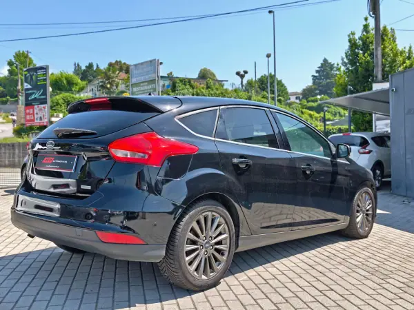 Ford Focus 2018 - 11500 EUR, 95000 km - AUTO.MOTO.pt - 95000km - foto 7 de 23