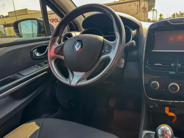 Renault Clio 2016 - 10900 EUR, 119999 km - AUTO.MOTO.pt - 119999km - foto 9 de 14
