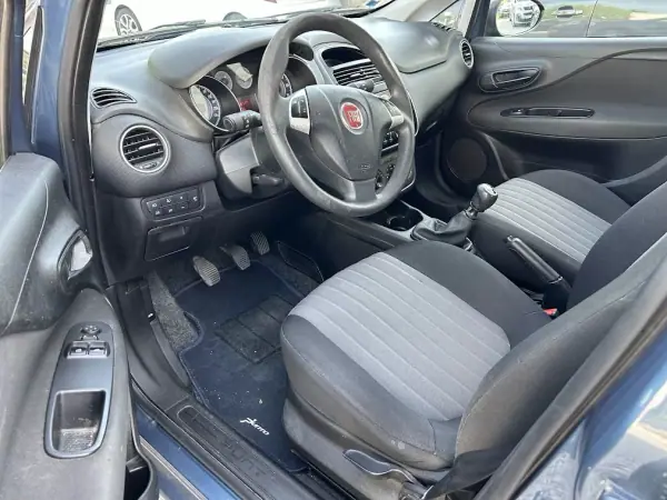 Fiat Punto 2018 - 8750 EUR, 84900 km - AUTO.MOTO.pt - 84900km - foto 5 de 11