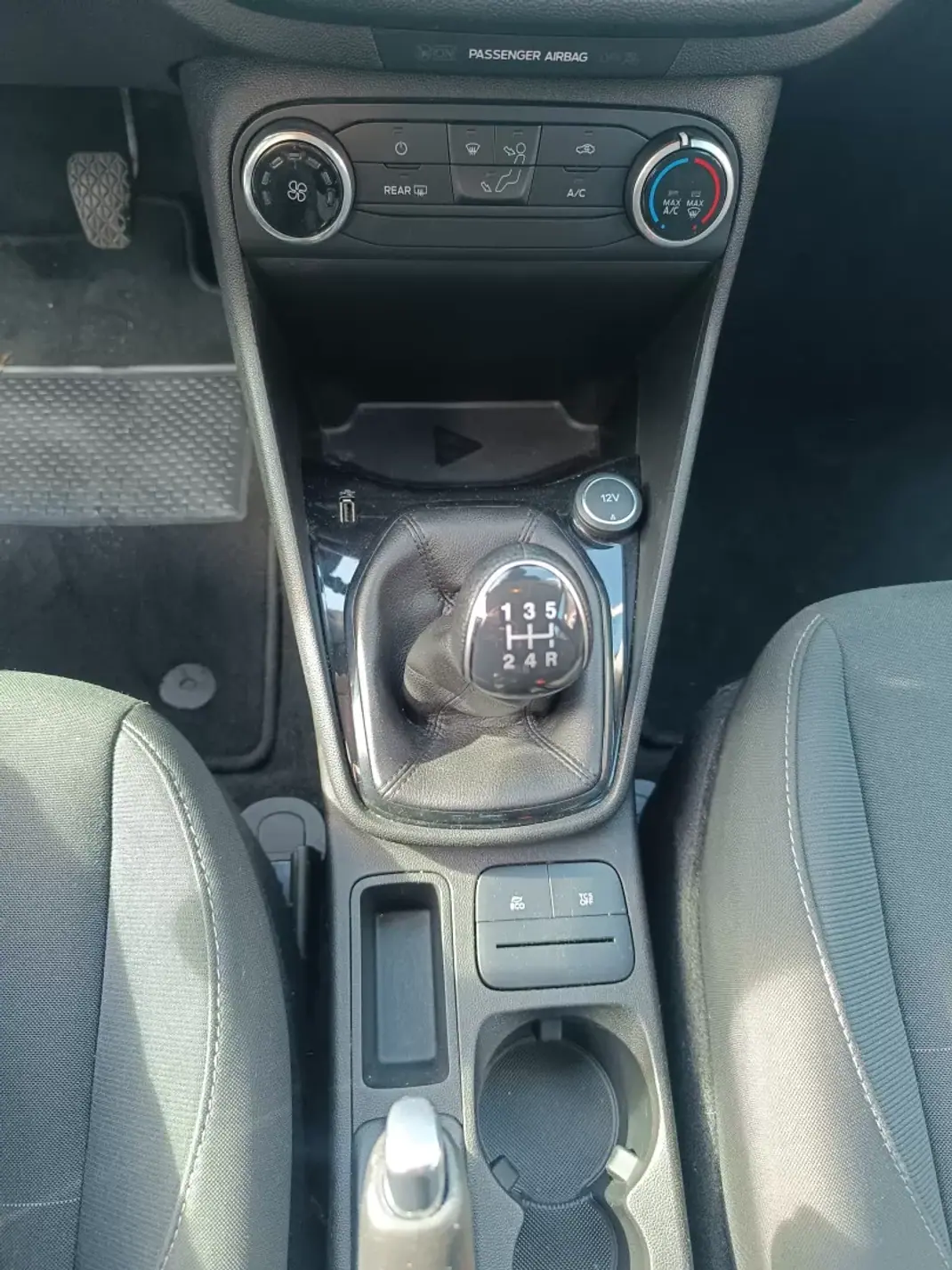 Ford Fiesta 2018 - 9900 EUR, 149596 km - AUTO.MOTO.pt - 149596km - foto 15 de 28