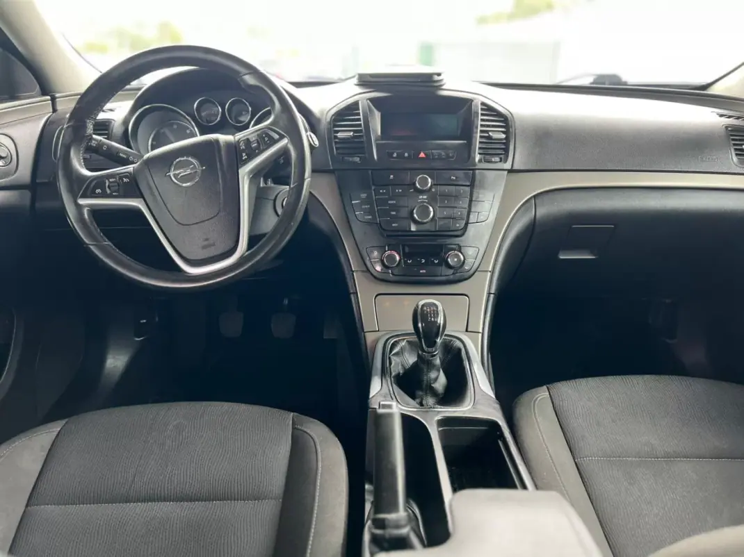 Opel Insignia Sports Tourer 2010 - 5500 EUR, 285400 km - AUTO.MOTO.pt - 285400km - foto 5 de 13
