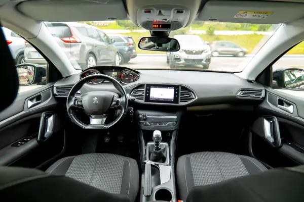 Peugeot 308 2018 - 12000 EUR, 185000 km - AUTO.MOTO.pt - 185000km - foto 6 de 17