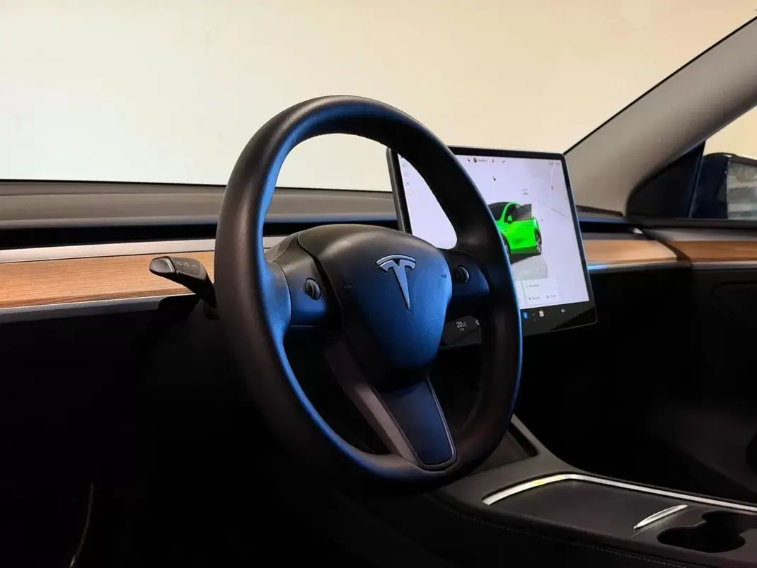 Tesla Model Y 2022 - 35990 EUR, 89658 km - AUTO.MOTO.pt - 89658km - foto 7 de 17