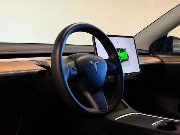 Tesla Model Y 2022 - 35990 EUR, 89658 km - AUTO.MOTO.pt - 89658km - foto 7 de 17