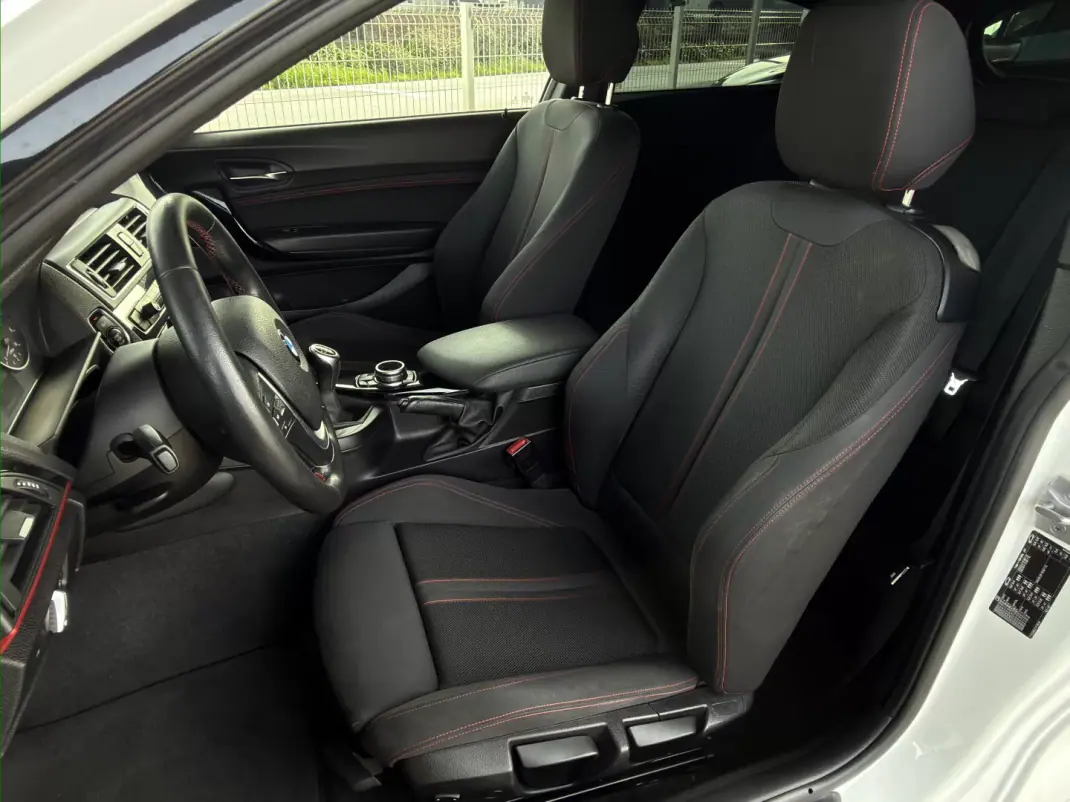 BMW 114 2015 - 11500 EUR, 241000 km - AUTO.MOTO.pt - 241000km - foto 13 de 20