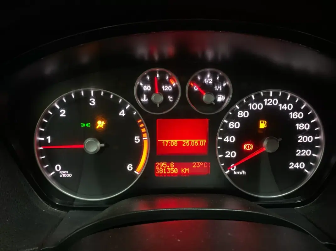 Ford Focus 2007 - 2750 EUR, 381400 km - AUTO.MOTO.pt - 381400km - foto 10 de 19